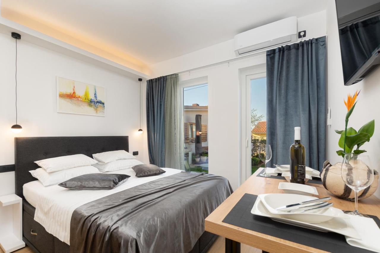 Studio Apartman Lilly With Private Parking In The Yard Of The House Pula Exterior photo