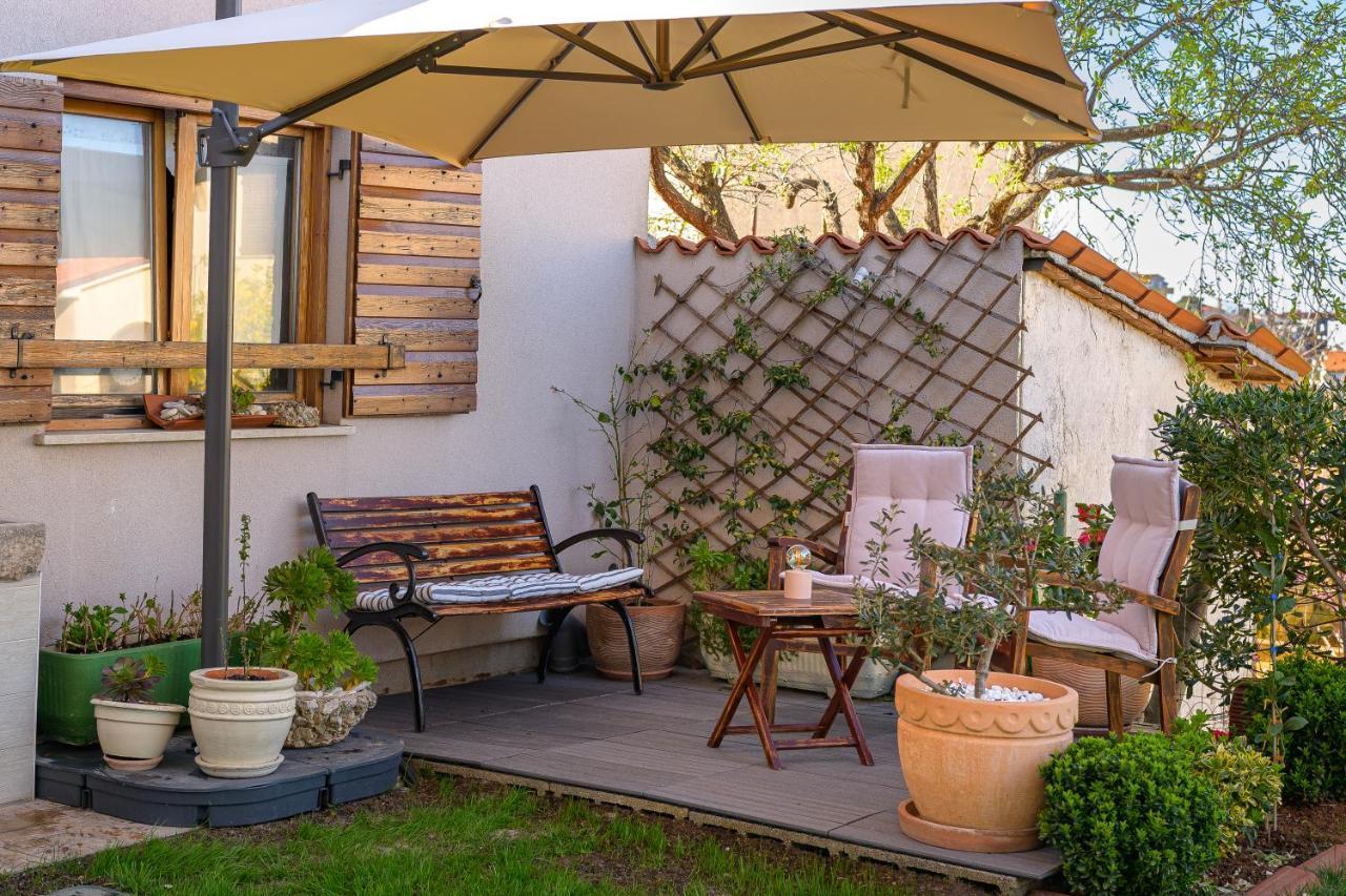 Studio Apartman Lilly With Private Parking In The Yard Of The House Pula Exterior photo